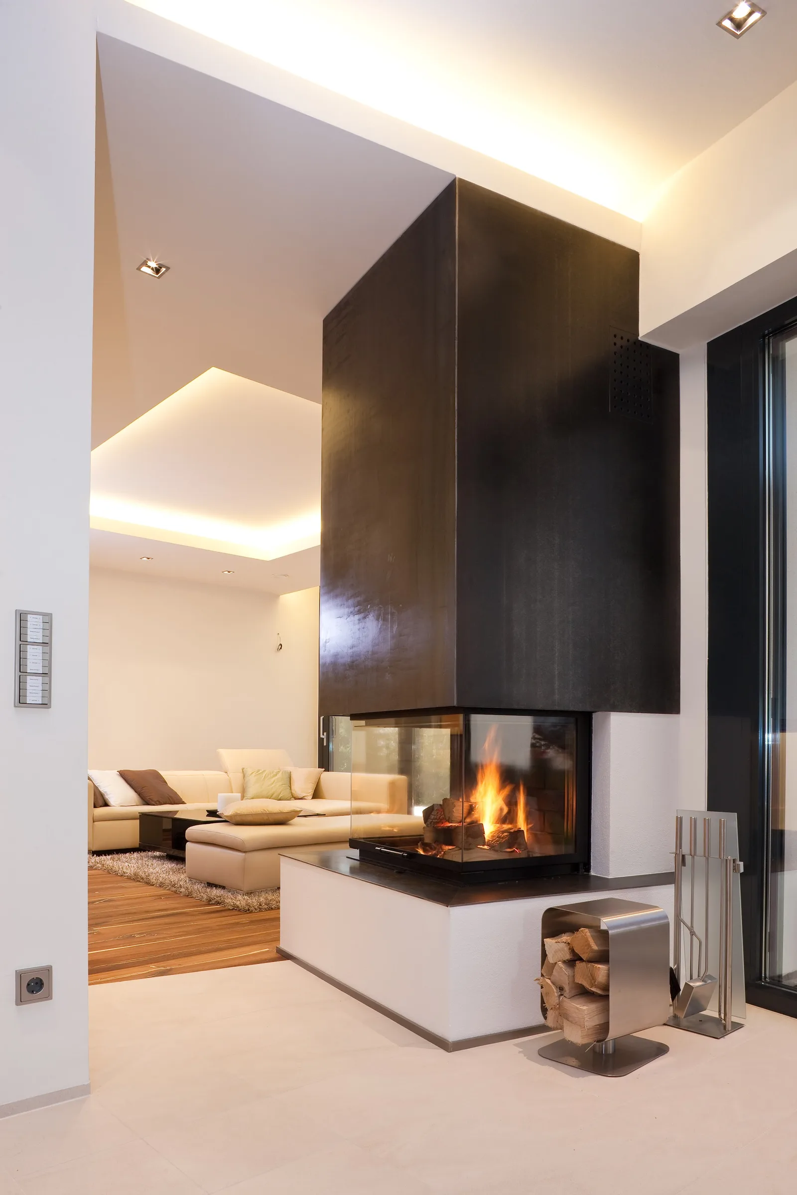 Dreiseitiger Kamin in einem modernen Wohnraum
