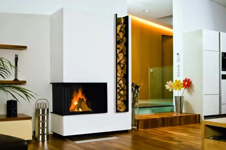 Weißer Kamin mit seitlichem Holzfach
